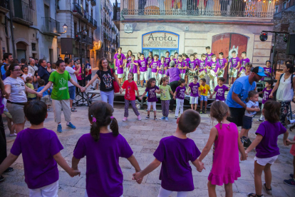 La plaça dels Sedassos va acollir, ahir a la tarda, una nova edició del ball de gralles infantil.