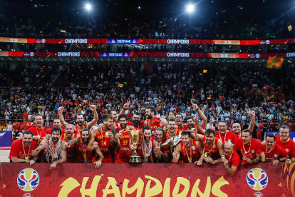 Els jugadors d el selecció espanyol de bàsquet celebrant el títol munidal aconseguit a Pequín.