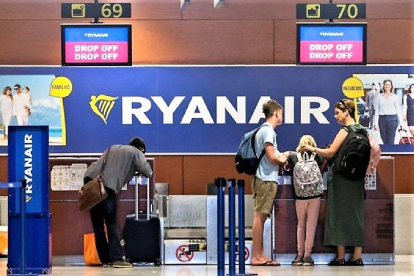 La magistrada considera «abusiva« la política de equipaje de Ryanair.