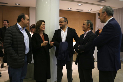 El líder del PPC Alejandro Fernández (al centre) amb responsables de la Fundació Humanisme i Democràcia i el secretari general del partit, Dani Serrano, a l'esquerra.