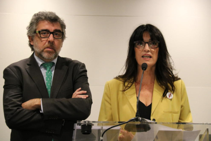 El abogado Jordi Pina y la portavoz de los presos en huelga de hambre, Pilar Calvo.
