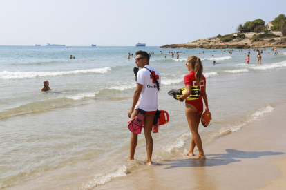 Dos socorristas vigilan la playa del Arrebatamiento el pasado 22 de agosto.