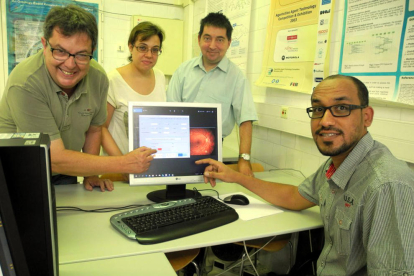 El doctor Pere Romero i dels investigadors de la URV Aïda Valls, Antonio Moreno i Emran Saleh.
