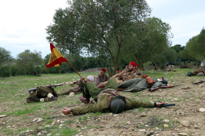 Pla general dels soldats republicans morts i dels nacionals durant la recreació històrica de l'últim combat de la Batalla de l'Ebre a la Fatarella.