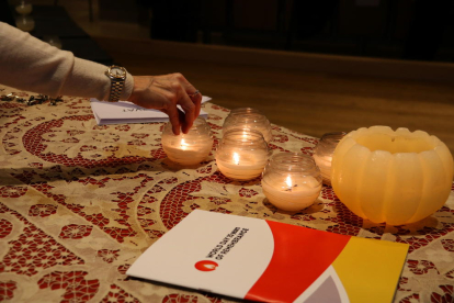 Una dona encén unes espelmes durant l'acte de l'Associació per a la Prevenció d'Accidents de Trànsit el dia mundial en memòria de les víctimes de trànsit.