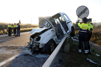 Imagen de archivo de un accidente en la carretera C-37, a la altura de Valls, con Mossos d'Esquadra.