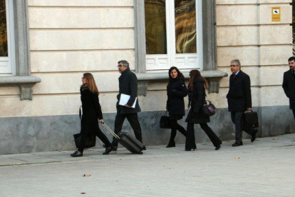 Els advocats Marina Roig, Jordi Pina i Francesc Homs, entre d'altres, entrant al Tribunal Suprem.