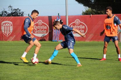 Juan Muñiz, al centre de la imatge, durant un entrenament amb el que és el seu equip des d'aquest passat estiu.