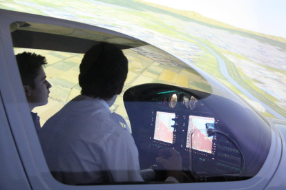 Un futur pilot prova el simulador de vol del CESDA de Reus.