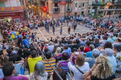 La plaza de las Cols se ha llenado para vivir en directo la primera representación del baile de Sebastiana del Castillo del siglo XXI.