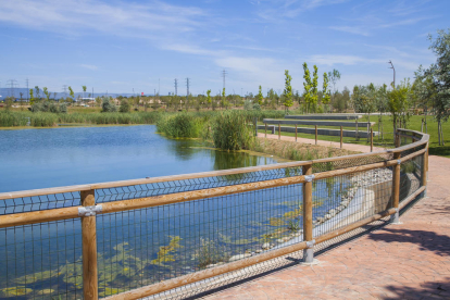 Imatge de la zona del llac artificial a l'Anella Mediterrània de Tarragona.