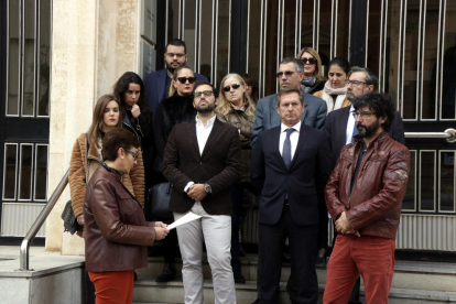 Pla mitjà de la concentració d'una quinzena de jutges i fiscals davant el Palau de Justícia de Tarragona