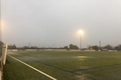 Al minut 8, la pluja va obligar a suspendre el partit.