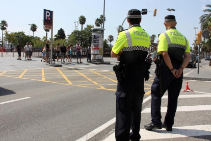 Dos agentes de la Guardia Urbana en Barcelona en una imagen de archivo.