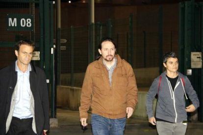 Pablo Iglesias surt de la presó acompanyat de Lucía Martín i Jaume Asens, aquest divendres al vespre.
