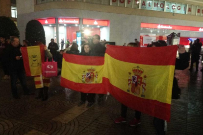 Varias personas se han personado con banderas españolas.
