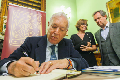 José María García-Margallo abans d'oferir la xerrada.