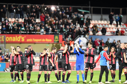 Els jugadors del Reus saluden a la seva afició després del duel disputat dissabte contra el Córdoba (1-1).