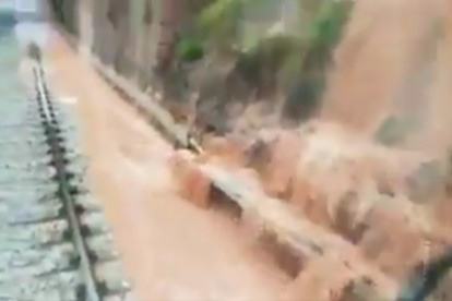 El agua caía en forma de cascada domingo en la zona de las vías del tren donde se ha producido el accidente ferroviario.
