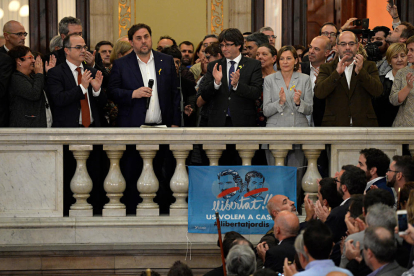 El president de la Generalitat, Carles Puigdemont, i el vicepresident del Govern, Oriol Junqueras, a les escales del Parlament mentre s'adrecen als alcades independentistes després de la proclamació de la República.