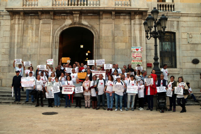 Els manifestants que s'han concentrat a les portes de l'Ajuntament de Tarragona per denunciar l'estafa d'iDental.
