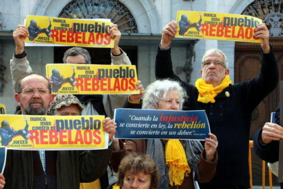Manifestantes en las puertas del Supremo de miembros de colectivo 'silenci, rebel·leu-vos'.