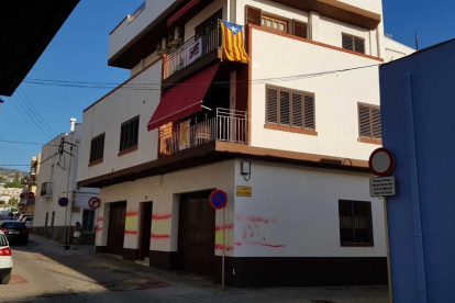 Imagen de la fachada con cuatro banderas españolas pintadas.