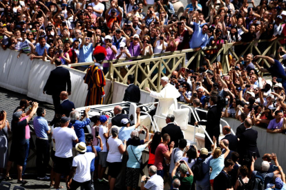 El papa Francisco saluda a la multitud desde su 'papamóvil'.