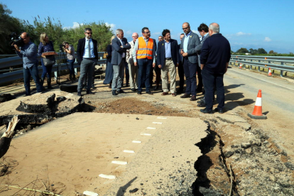 El conseller d'Interior, Miquel Buch, amb representants territorials, visitant la zona de la carretera C-12 que va quedar esfondrada pel pas d'un barranc.