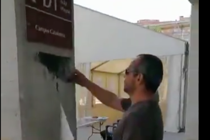Captura del vídeo mientras arrancan los carteles al Campus Catalunua.