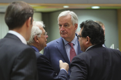 El ministre d'Exteriors espanyol parlant amb el responsable europeu per l 'brexit', Michel Barnier.