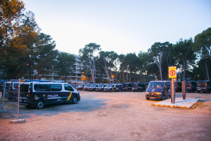 Diverses furgonetes de la policia espanyola aparcades.