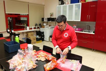 Omar prepara las bolsas de la comida en el centro de la Cruz Roja.