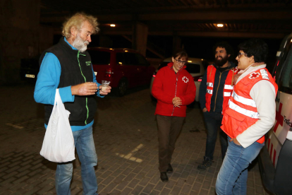 Alex charla con los voluntarios delante de la playa del Miracle.