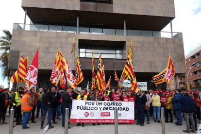 Imagen del último paro de Correos delante de la Subdelegación de Gobierno de Tarragona.