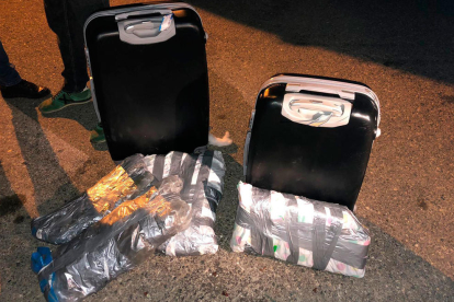 Imatge de les dues maletes amb els embolcalls de les substàncies estupefaents.