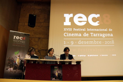 Pla general de la presentació del Festival REC 2018 a Tarragona amb la regidora de Cultura, Begoña Floria; el director artístic, Javier García Puerto, i la directora de CaixaForum Tarragona, Maria Glòria Olivé, el 20 de novembre del 2018