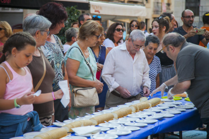 El tradicional pastís que es va repartir a la plaça de la Font.