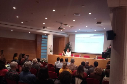 Pla general de la presentació i inici de les III Jornades de Bioètica, a l'Aula Magna de la Facultat de Medicina i Ciències de la Salut de la URV a Reus. Imatge del 20 de novembre del 2018