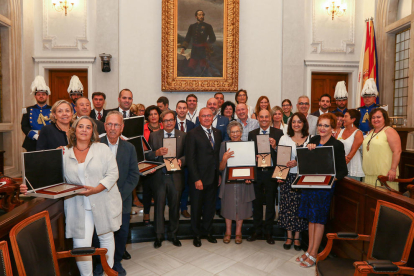 Fotografía de familia de todos los premiados en los Galardones de la Ciudad, que tuvo lugar en el Ayuntamiento de Reus.