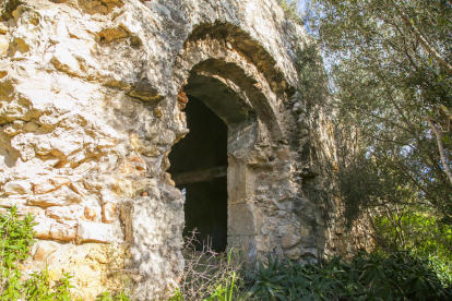 Estado en que se encuentra la puerta de la capilla románica, que hace años fue expoliada.