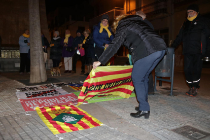 Un grupo de vecinas de la Sénia desplegando banderas y colgaduras antes de la cacerolada por los presos y los exiliados.