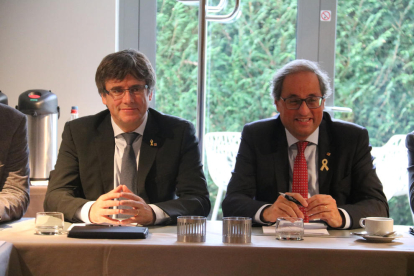 El president Quim Torra i l'expresident Carles Puigdemont durant la reunió amb altres representants polítics a Waterloo.