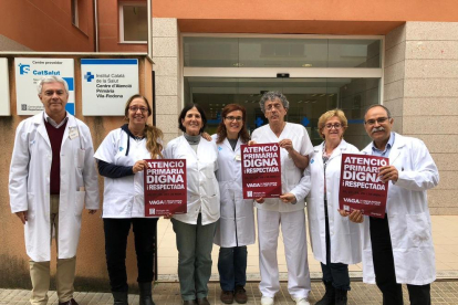 Los médicos del CAP de Vila-rodona, con Àlex Moreno a la derecha, haciendo un llamamiento a la huelga.
