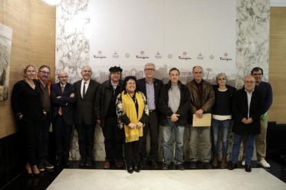 Fotografia de grup de l'alcalde Ballesteros i la rectora Figueras amb representants dels instituts de recerca de Tarragona implicats en el projecte del Banc d'Espanya.