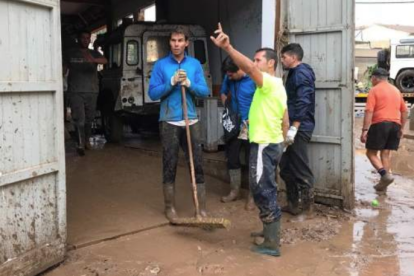 Rafa Nadal ayudando en las tareas de limpieza en Sant Llorenç.