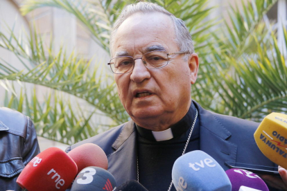 Primer pla de l'arquebisbe de Tarragona, Jaume Pujol, atenent els mitjans. Imatge del 6 de febrer del 2019