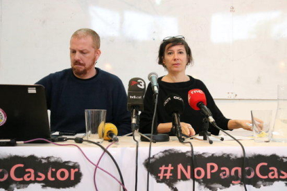 Alfons Pérez, de l'Observatori del Deute en la Globalització i Simona Levi, d'Xnet, en una imatge d'arxiu de la presentació de la querella contra els responsables polítics del projecte Castor.