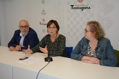 De izquierda a derecha: Carles Figuerola, jefe de gestión cultural del Ayuntamiento de Tarragona; la concejala Begoña Floria y la presidenta de la Associació de Músics de Tarragona, Sandra Ramos.