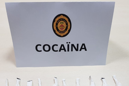L'arrestat portava deu embolcalls, de suposada cocaïna, preparats per a la seva distribució